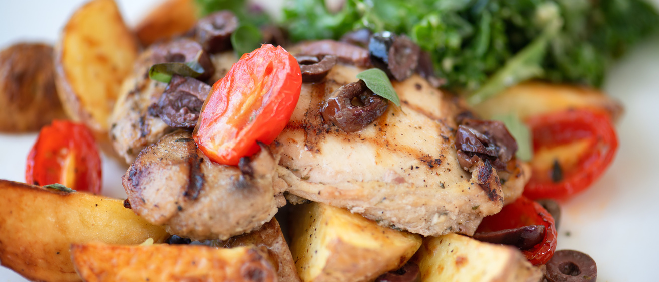 Kale with chicken and tomato and potatoes